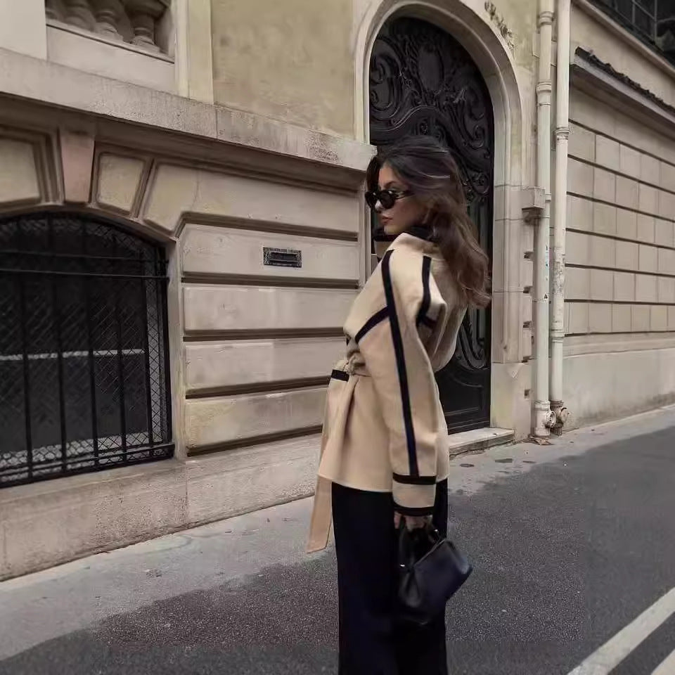 Manteau mi-long en laine bicolore à lacets