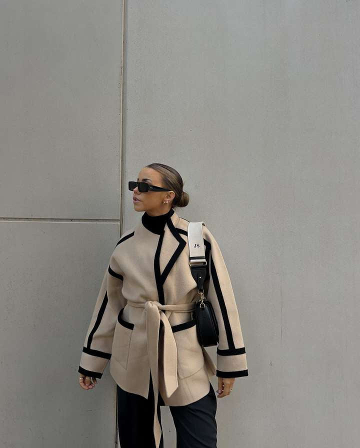 Manteau mi-long en laine bicolore à lacets