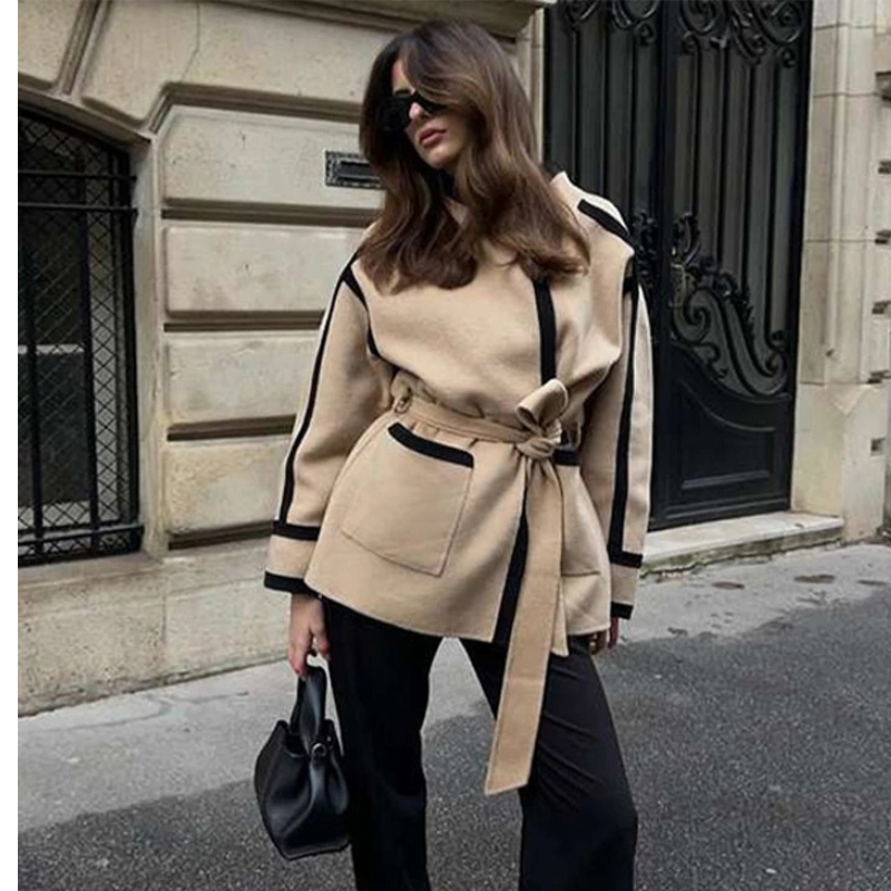 Manteau mi-long en laine bicolore à lacets
