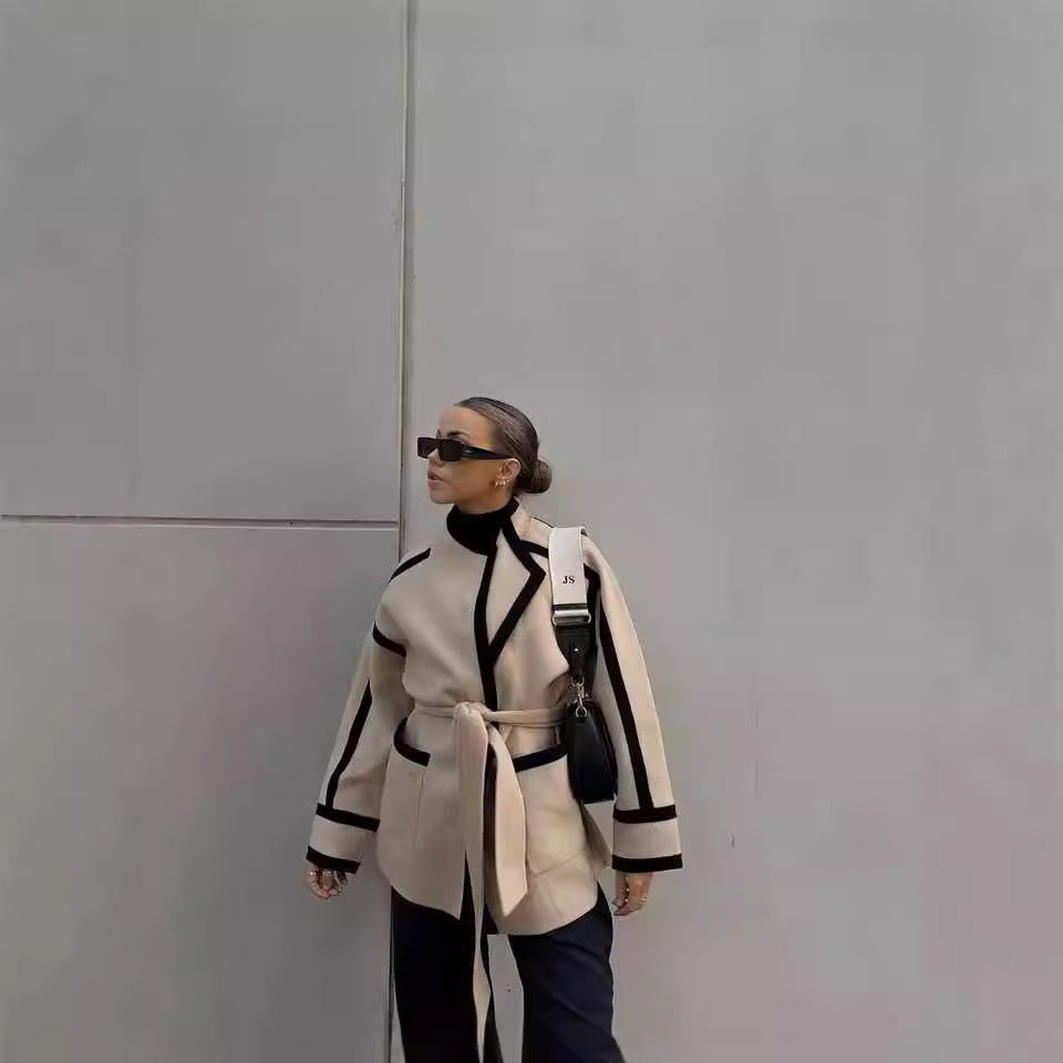 Manteau mi-long en laine bicolore à lacets
