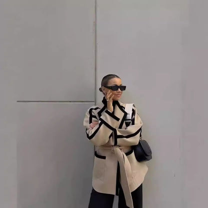 Manteau mi-long en laine bicolore à lacets