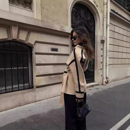 Manteau mi-long en laine bicolore à lacets