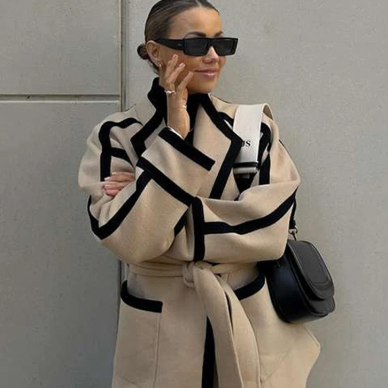 Manteau mi-long en laine bicolore à lacets